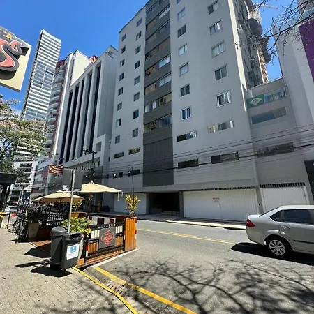Apartamento Remodelado Novo A Cuadra Del Mar,Patio Privado Parking Para Auto Pequeno-Medio Balneario Camboriu Exterior photo