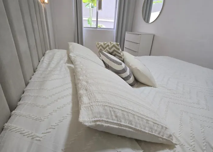 Apartamento Remodelado Novo A Cuadra Del Mar,Patio Privado Parking Para Auto Pequeno-Medio